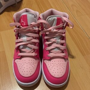 Kids Pink Jordan’s size 5